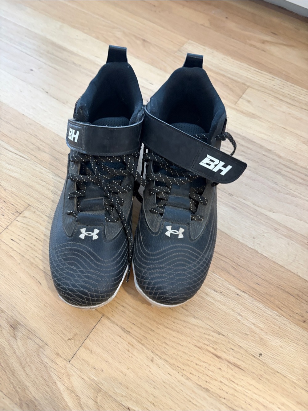 Under Armour Mens 8.5 USA Black Baseball Cleats with Strap